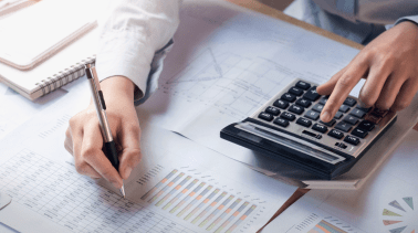 concepto contabilidad finanzas mujer negocios trabajando escritorio usando calculadora 1