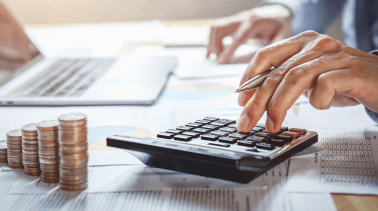 hombre negocios que trabaja escritorio usar calculadora calcula finanzas contabilidad oficina 1